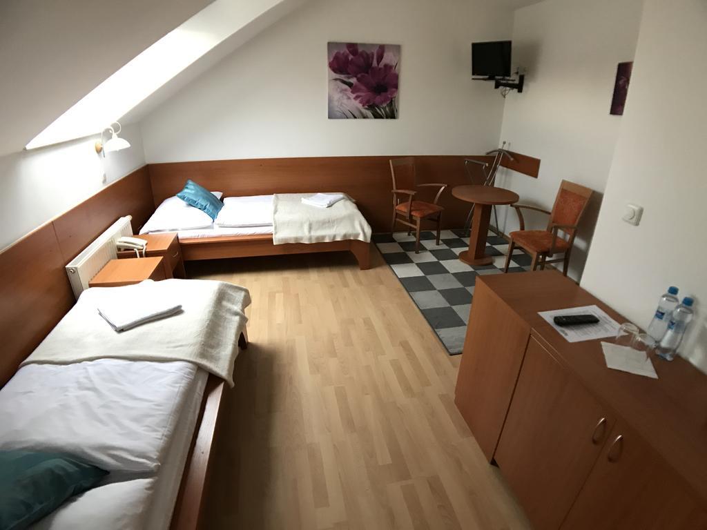 Hotel Rose Breclav Břeclav Exterior foto